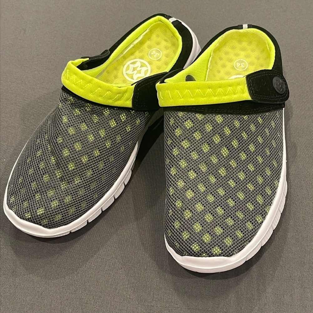 NWOT Hsyooes Unisex Garden Clogs Summer Breathable Mesh Slippers Size 34